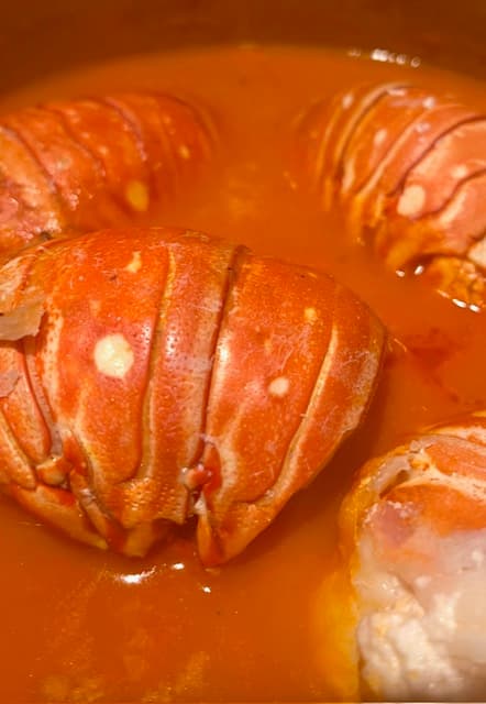 Queues de langouste à la tomate,&nbsp;coriandre
