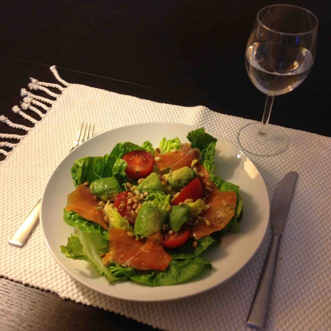 Salade d'avocat, tomates, saumon fumé et pignons de pin